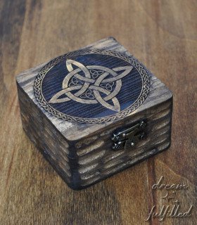 pequeña caja de madera grabada con el nudo de brujas protector