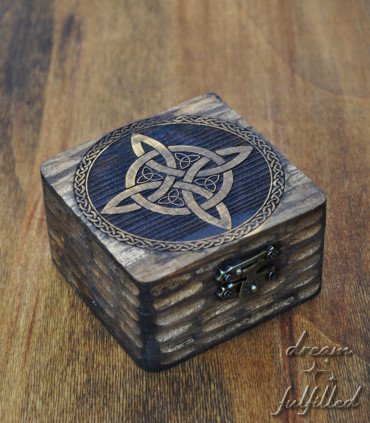 pequeña caja cuadrada de madera teñida oscura y aspecto antiguo, grabada con el símbolo wicca de protección del nudo de brujas