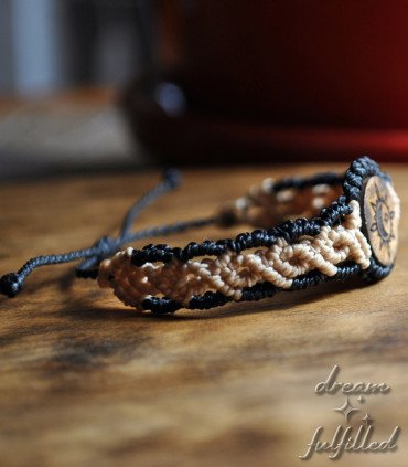 vista lateral de pulsera de hilo y madera