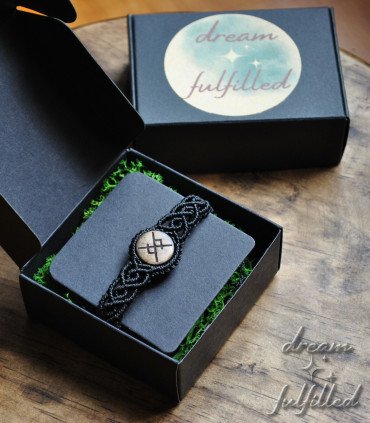 pulsera de madera e hilo negro grabada con la runa vikinga de amor eterno