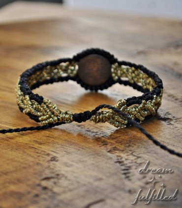 vista trasera de pulsera de madera e hilo de macramé negro y dorado, grabada con runa vikinga de amor eterno