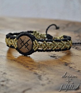 pulsera ajustable de madera e hilo trenzado grabada con runa de amor