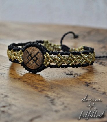 pulsera ajustable de madera e hilo trenzado grabada con runa de amor