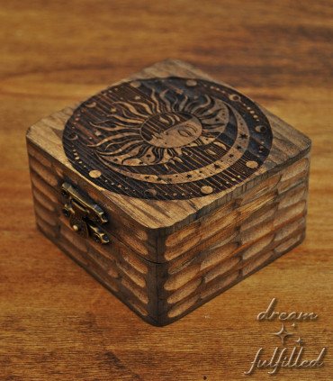 pequeña caja cuadrada de madera, grabada laser con sol, luna y fases lunares, perfecta para anillos de boda wicca
