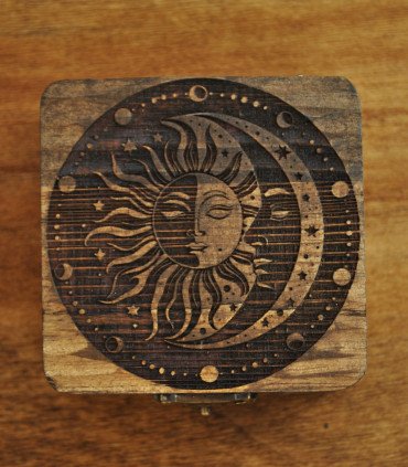 pequeña caja cuadrada de madera, grabada laser con sol, luna y fases lunares, detalle tapa grabada laser