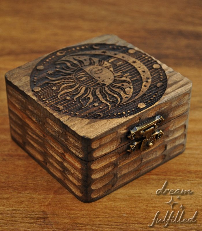 caja para anillos de boda celta, grabada laser con sol, luna, estrellas y fases de la luna