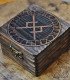 pequeña caja de madera grabada con runa de amor eterno