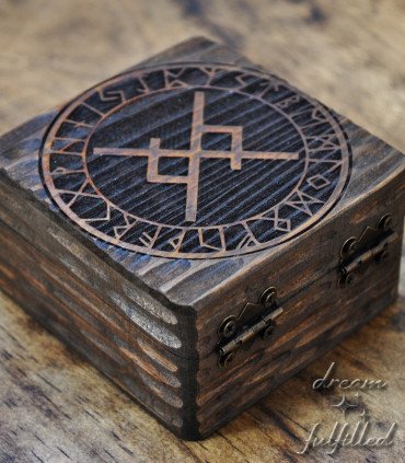 vista lateral trasera de pequeña caja de madera para anillos grabada con runa vikinga que representa el amor eterno