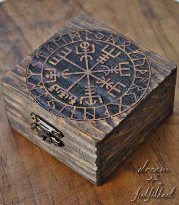 caja de madera con aspecto antiguo y grabada laser con el símbolo vikingo del vegvisir