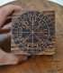 vista superior del grabado vegvisir en caja de madera