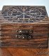 vista frontal de caja de madera con aspecto antiguo y grabada laser con el símbolo vikingo del vegvisir
