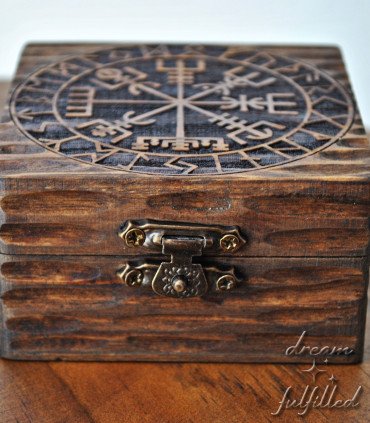 vista frontal de caja de madera con aspecto antiguo y grabada laser con el símbolo vikingo del vegvisir