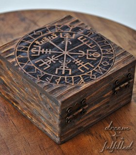 caja para anillos de boda vikinga grabada con el vegvisir y personalizada con nombres en rúnico