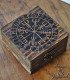 pequeña caja de madera grabada con el símbolo vikingo del Vegvisir