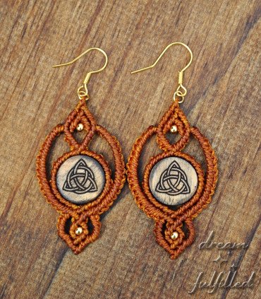 Pendientes Triqueta Celta, largos estilo hippie, de madera e hilo trenzado de color naranja