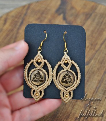 Pendientes de madera y macramé de color beis grabados laser con el símbolo celta de la triqueta