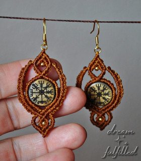 pendientes largos de madera e hilo trenzado de color naranja, grabados con el símbolo islandés del vegvisir