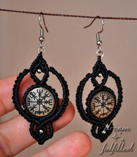 pendientes largos de madera e hilo trenzado de color negro, grabados con el símbolo islandés del vegvisir