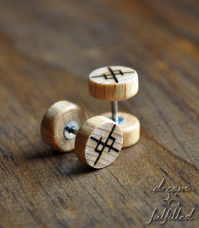 Pendientes de tapón Vikingos Runa de Amor Eterno realizados en madera color marrón claro y acero hipoalergénico, grabado laser.