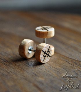 Pendientes de tapón Vikingos Runa de Amor Eterno realizados en madera color marrón claro y acero hipoalergénico, grabado laser.