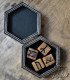 caja hexagonal de madera abierta contien cuatro dados grabados con las 24 runas de futhark antiguo