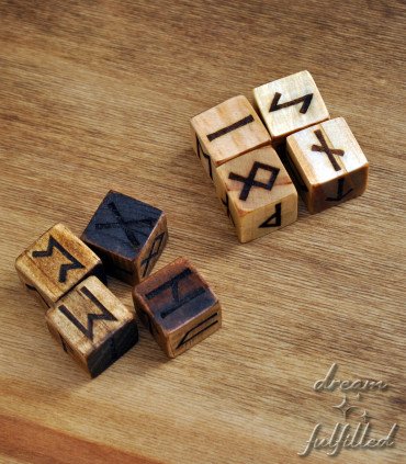 cuatro dados de madera color claro y cuatro color madera oscura grabados con las 24 runas del Futhark antiguo