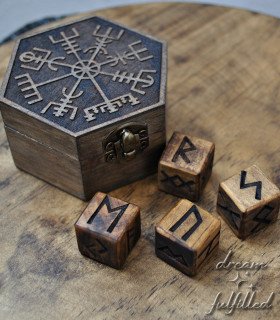 caja hexagonal de madera grabada con el vegvisir y cuatro dados grabados con las 24 runas de futhark antiguo