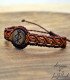 pulsera grabada con runa vikinga de protección, hecha de hilo trenzado color naranja y marrón y pieza central de madera