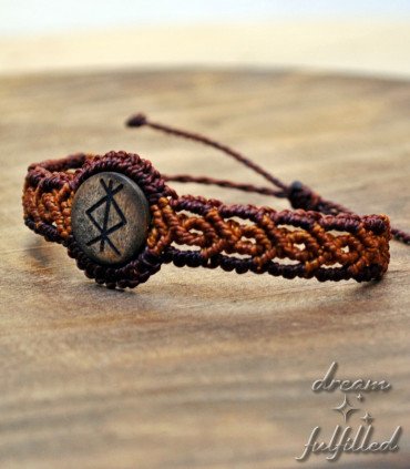 pulsera grabada con runa vikinga de protección, hecha de hilo trenzado color naranja y marrón y pieza central de madera