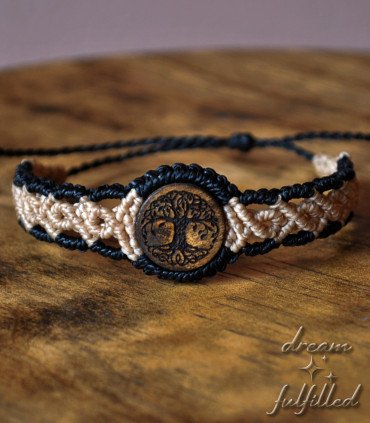 vista frontal de pulsera de madera e hilo trenzado de color negro y beis grabada con el símbolo del árbol de la vida