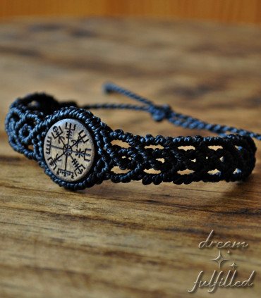 pulsera de macramé y pieza central de madera, grabada laser con el símbolo del Vegvisir, brújula vikinga