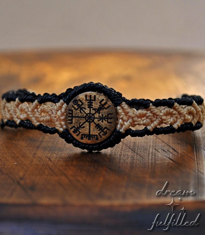 pulsera de macramé y pieza central de madera, grabada laser con el símbolo del Vegvisir, brújula vikinga