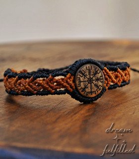 pulsera de macramé y pieza central de madera, grabada laser con el símbolo del Vegvisir, brújula vikinga