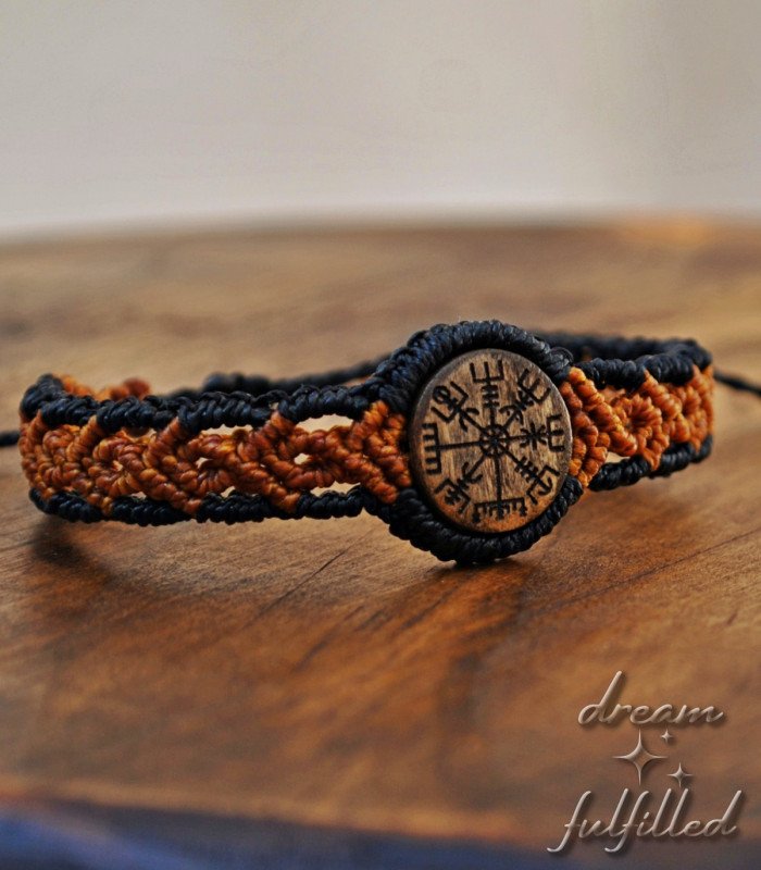 pulsera de macramé y pieza central de madera, grabada laser con el símbolo del Vegvisir, brújula vikinga