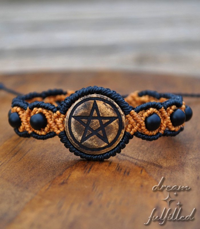 pulsera de macramé color naranja y negro y cuentas entrelazadas de ónix negro mate, grabada con el símbolo del pentáculo