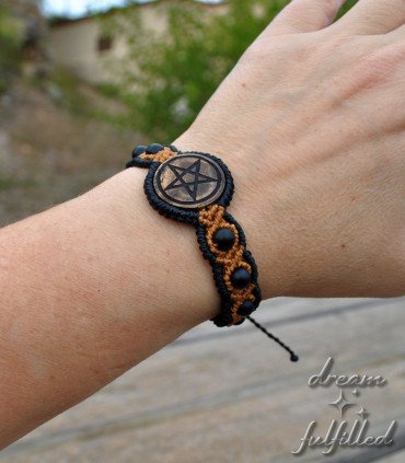 pulsera de macramé color naranja y negro y cuentas entrelazadas de ónix negro mate, grabada con el símbolo del pentáculo