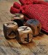 Set de 4 dados rúnicos de madera con acabado oscuro