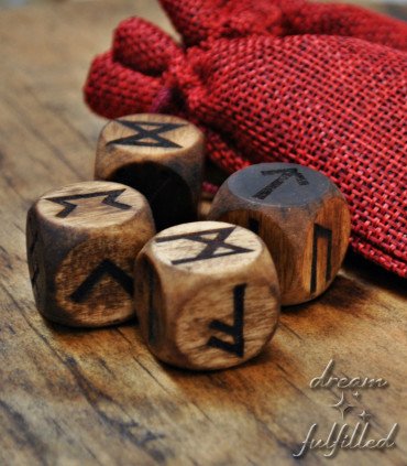 Set de 4 dados rúnicos de madera con acabado oscuro