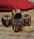 Dados de runas Elder Futhark hechos en madera natural