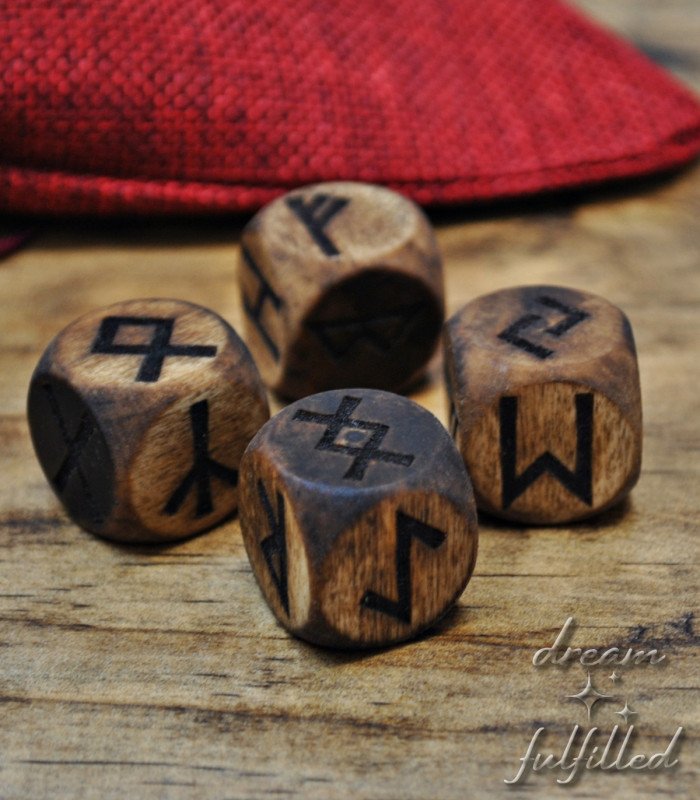 Dados de runas Elder Futhark hechos en madera natural