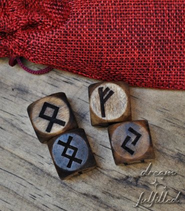 Dados rúnicos de madera para lecturas, altar o decoración nórdica