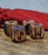 Dados rúnicos de madera oscura grabados con runas Elder Futhark