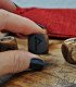 Detalle de los dados rúnicos grabados a mano en madera oscura