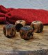Dados de madera grabados con símbolos rúnicos nórdicos