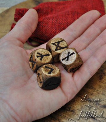 Dados rúnicos de madera para lecturas, altar o decoración nórdica