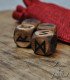 Dados de madera grabados con símbolos rúnicos nórdicos