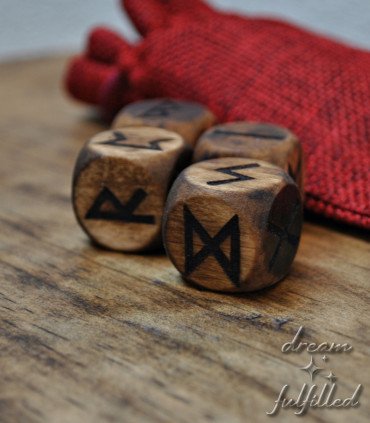 Dados de madera grabados con símbolos rúnicos nórdicos