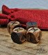 Dados rúnicos de madera oscura grabados con runas Elder Futhark