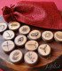 Runas de la Bruja de madera con bolsa roja