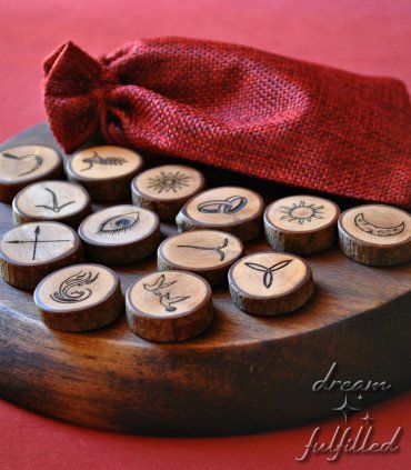 Set de 13 Runas de la Bruja hechas a mano en madera